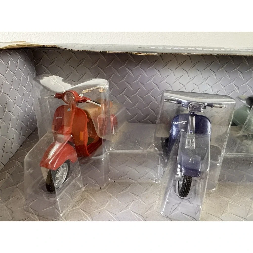 Kid Connection Maisto 1:18 Vespa Scooter Collection 5 Diecast Models Boxed